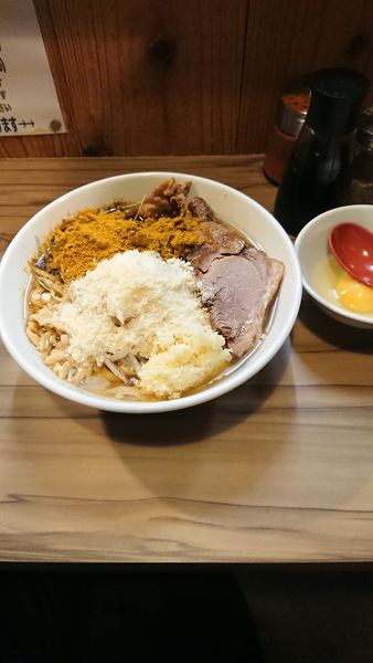 「らーめん+茶+粉チーズ+生卵」@ヒノブタセカンド 南越谷駅前店の写真