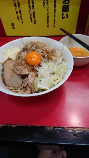 「まぜそば+生玉子」@豚ラーメン 蕨店の写真