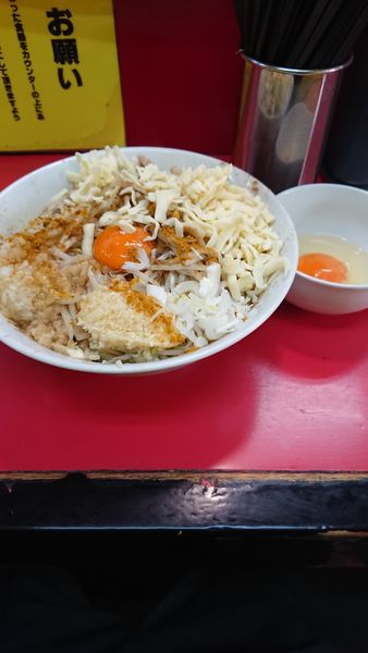 「まぜそば+チーズ+生玉子」@豚ラーメン 蕨店の写真
