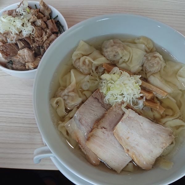 「会津山塩ワンタン麺1150円、ミニチャーシュー丼300円」@うえんで 喜多方店の写真