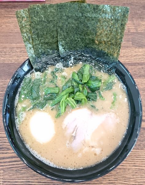 「ラーメン＋ほうれん草＋半熟玉子」@麺家 GOOD LUCK 総本店の写真