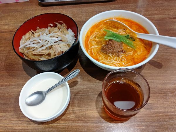 「日替り定食(豚バラ塩焼肉丼)＋半担々麺950円→600円」@陳麻家 高崎駅西口店の写真