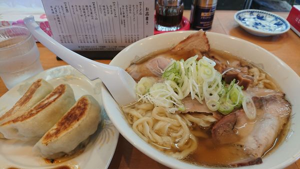 「チャーシュー麺・餃子三個」@らーめん 香文の写真