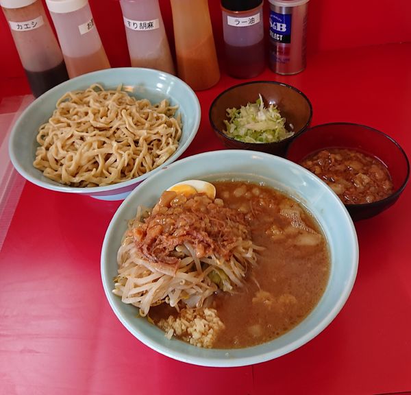 「ラーメンブタカス付+つけ麺(緑)変更」@ラーメン富士丸 東浦和店の写真