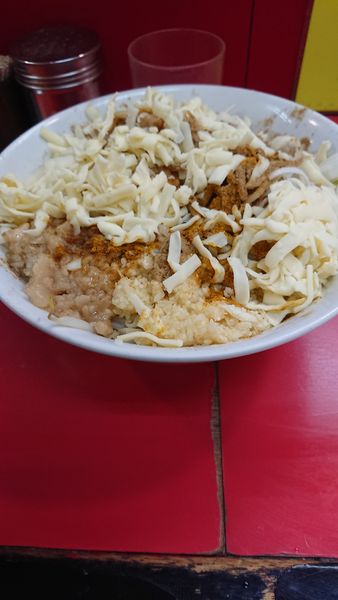 「まぜそば+チーズ」@豚ラーメン 蕨店の写真