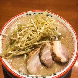 ラーメン麺少なめ+味玉（800）、ネギ（150）