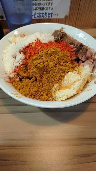 「汁なし茶+粉チーズ+赤」@ヒノブタセカンド 南越谷駅前店の写真