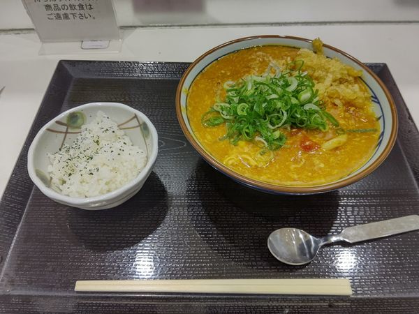 「トマたまカレーうどん(並盛)690円」@丸亀製麺 イーサイト高崎店の写真