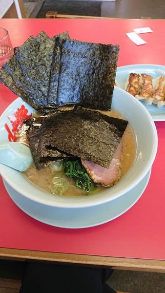 「醤油ラーメン+海苔増し+餃子」@山岡家 越谷レイクタウン店の写真
