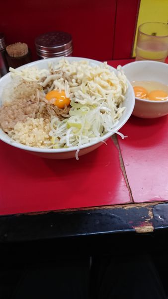「まぜそば+チーズ+生玉子×2」@豚ラーメン 蕨店の写真