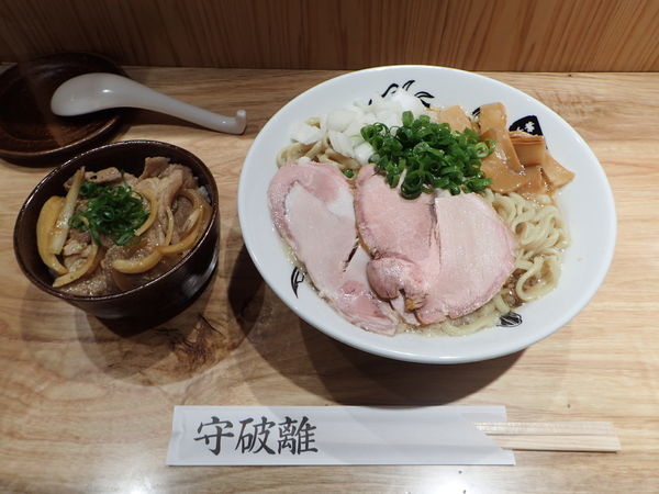 「燕(背油煮干太麺)(1000円)」@守破離の写真