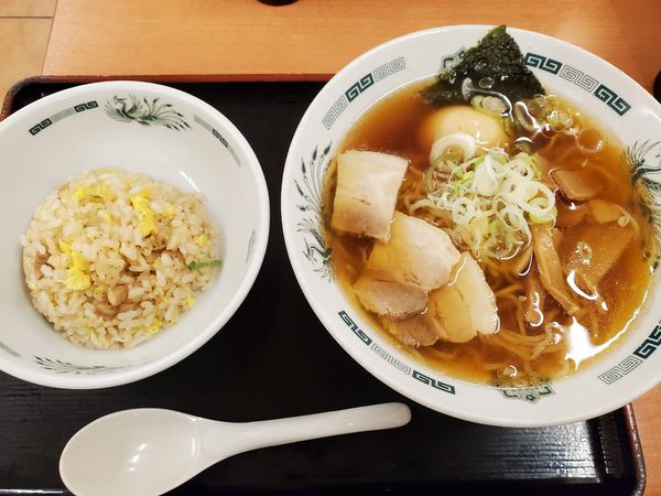 「ラーメン+半チャーハン640円+半額味玉50円」@日高屋 九段下店の写真