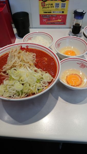 「北極ラーメン+ネギ+生卵×2+サービスライス」@蒙古タンメン中本 草加店の写真