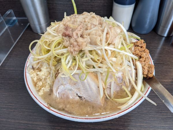 「らーめん（全まし、ねぎ、肉みそ）計1000円」@ラーメン二郎 川越店の写真