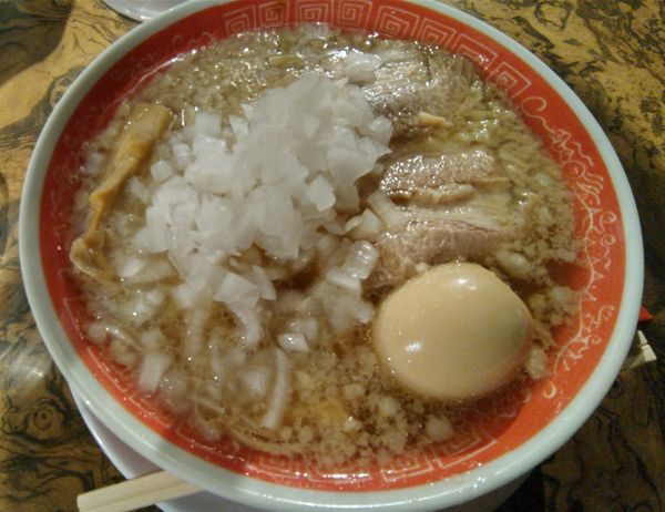 「背脂中華そば＋味玉＋玉葱トッピング」@新潟発祥 なおじ 有楽町店の写真