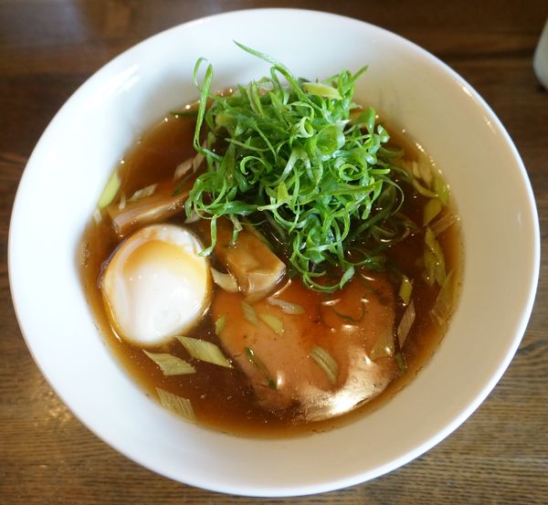 「醤油中華そば＋滋養卵味玉＋九条ネギ」@中華そば べぃしっくの写真