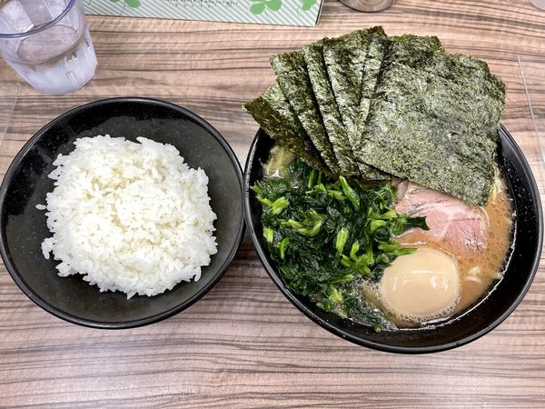 「川越得ラーメン￥950＋ホーレン草￥100」@家系らーめん 武蔵家 川越店の写真