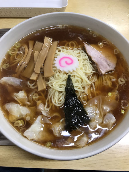 「ワンタン麺(大盛り)＋生卵」@一ノ割大勝軒の写真