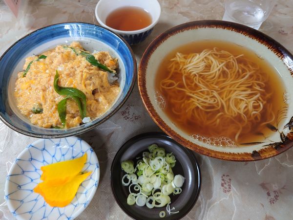 「キーシマ420円＋ミニ丼（衣笠）470円」@生そば やっこの写真