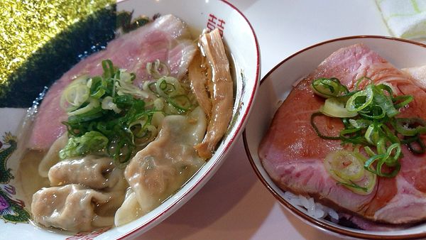 「鶏らーめん(塩)＋ワンタン＋Aセット 800＋200＋200」@燵家製麺の写真