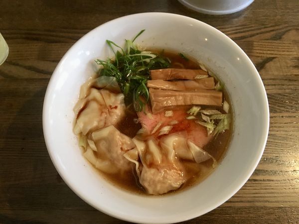 「醤油中華そば＋肉海老ワンタン　1050円」@中華そば べぃしっくの写真