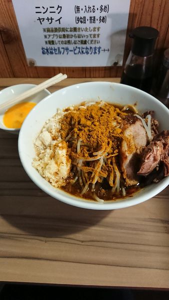 「らーめん+茶+粉チーズ+生卵」@ヒノブタセカンド 南越谷駅前店の写真