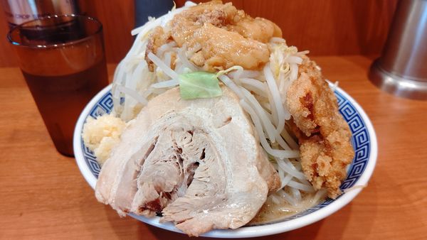 「ラーメン(並）８００円(野菜チョイマシ、アブラ、ニンニクW）」@びんびん豚 坂戸店の写真