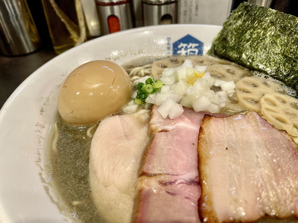 「特製煮干らーめん ＋ れんこん ＋ 和え玉 ＋ 生卵」@西永福の煮干箱の写真