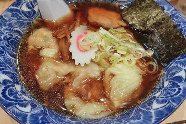 「ワンタン麺　700円」@肉厚わんたん麺と手作り焼売 ら麺亭 浅草支店の写真