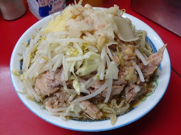 「小ラーメン豚入り（600円）ヤサイニンニクアブラ」@ラーメン二郎 目黒店の写真