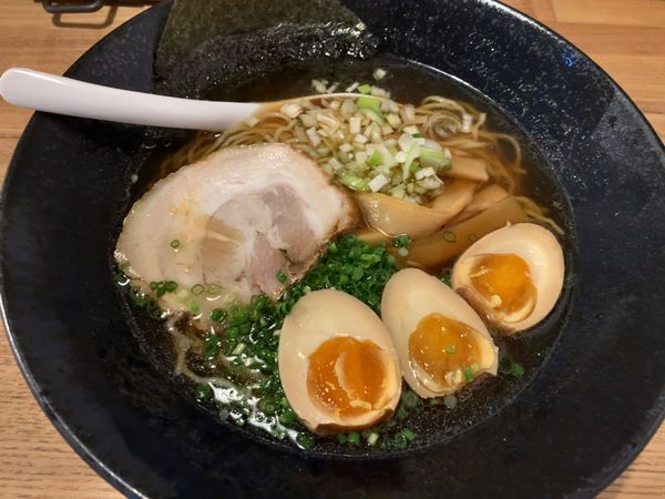 「中華そば（+半熟味玉）」@麺や わらすこの写真