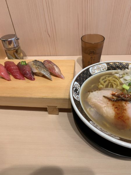「すごい煮干しラーメン日替わり地魚握り5貫1,500円」@すごい煮干ラーメン野毛 すし 釣りきんの写真