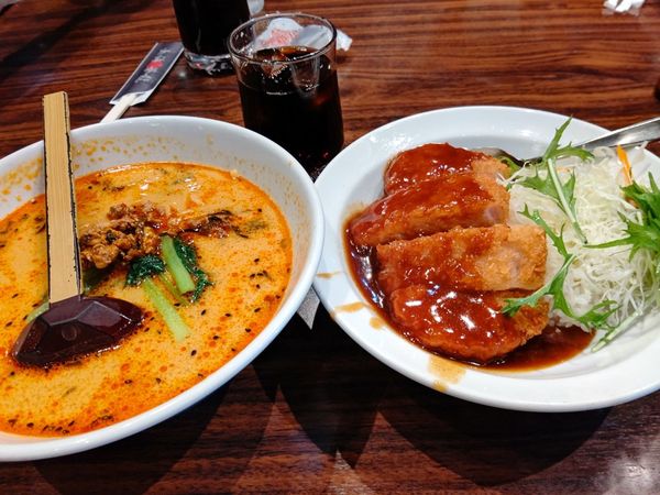 「本日のランチ②(担々麺＋カツカレー丼)1,000円」@上海華龍 ヤマダ電機LABI1高崎店の写真