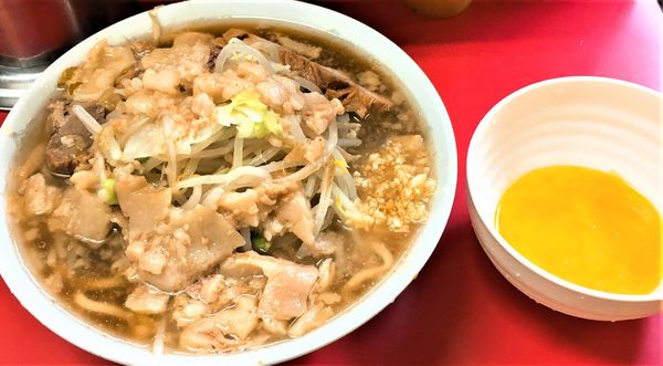 「小カタメニンニク少しヤサイアブラ+生玉子」@ラーメン二郎 上野毛店の写真