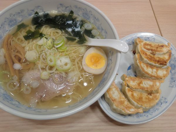 「塩ラーメンと餃子　７００円」@ぎょうざの満洲 小江戸館の写真
