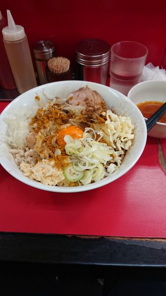 「まぜそば+生玉子」@豚ラーメン 蕨店の写真