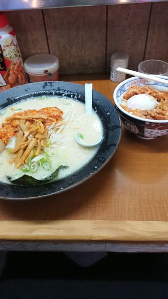 「ホルモンメン+ホルモン丼」@屋台ラーメンとんこつ貴生 稔台店の写真