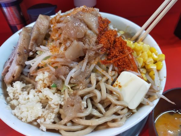 「大味噌・麺増640・生卵（麺固め・辣油・脂・にんにく・唐辛子」@ハナイロモ麺 吉祥寺本店の写真