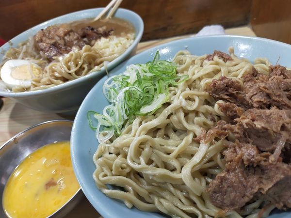 「ラーメン・大・白・生卵（炙り・にんにく）」@ラーメン富士丸 明治通り都電梶原店の写真