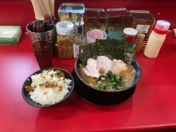 「チャーシュー麺中盛り　のり　ライス大盛り」@IEKEI_TOKYO 王道家直系の写真