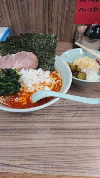 「激辛らーめん並+玉ねぎ+ほうれん草+無料ライス」@横浜家系ラーメン武蔵家 松戸店の写真