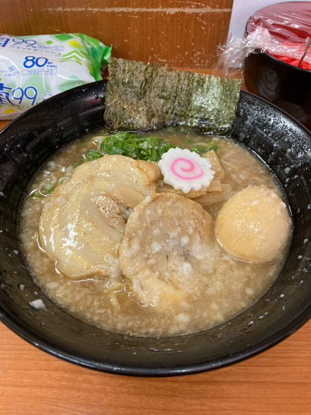 「とんこつラーメン+味玉」@ラーメン源骨の写真