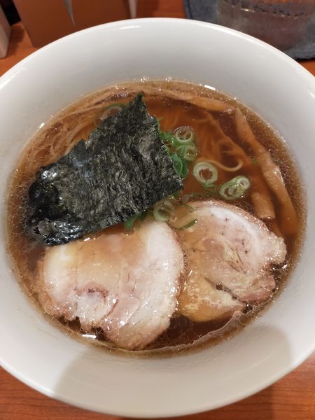 「醤油らぁ麺」@支那そばや 東京ラーメンストリート店の写真