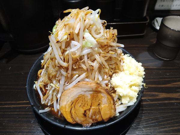 「カネシ醤油ラーメン　野菜マシ+にんにくマシ」@麺や 久の写真