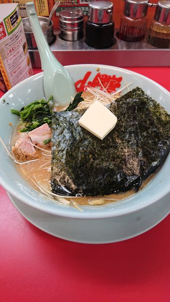 「醤油ラーメン+バター+味付け白髪ネギ」@山岡家 越谷レイクタウン店の写真