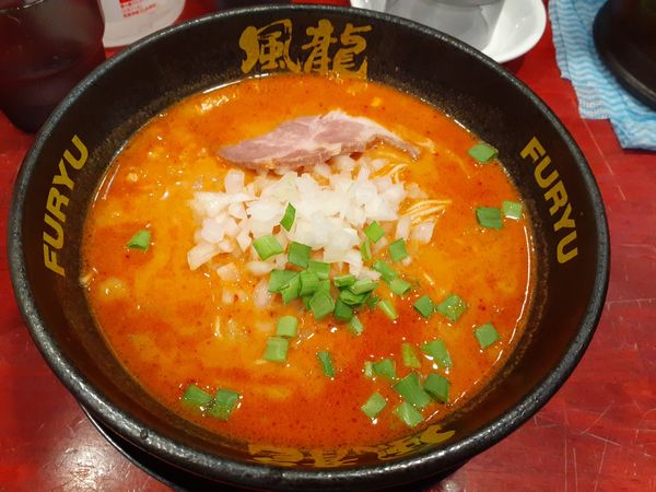 「辛ラーメン、替玉２玉」@とんこつラーメン 博多風龍 渋谷店の写真