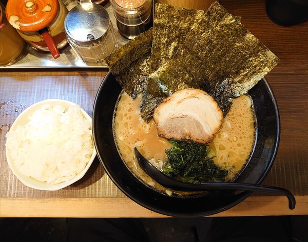 「豚骨醤油ラーメン」@横浜家系ラーメン 武の写真