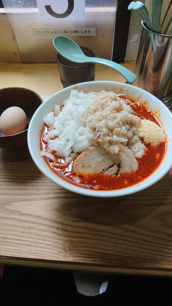 「ラーメン辛+生玉子」@らーめん おうかの写真