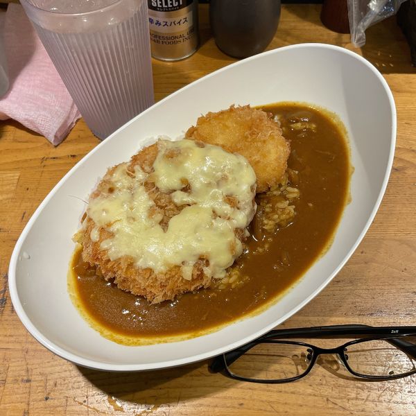「ハムカツとカニクリームコロッケカレー＋チーズ」@カロリーカレーハウスの写真