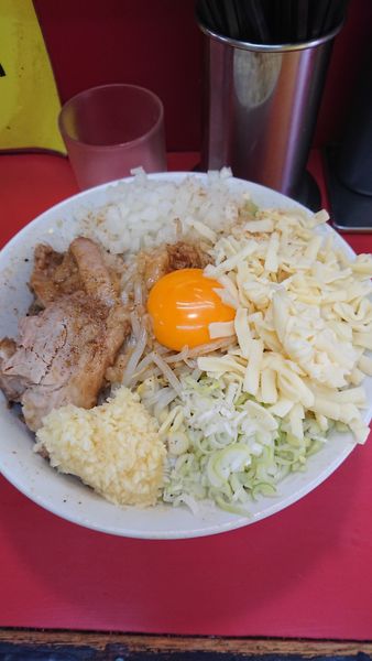 「まぜそば+チーズ」@豚ラーメン 蕨店の写真